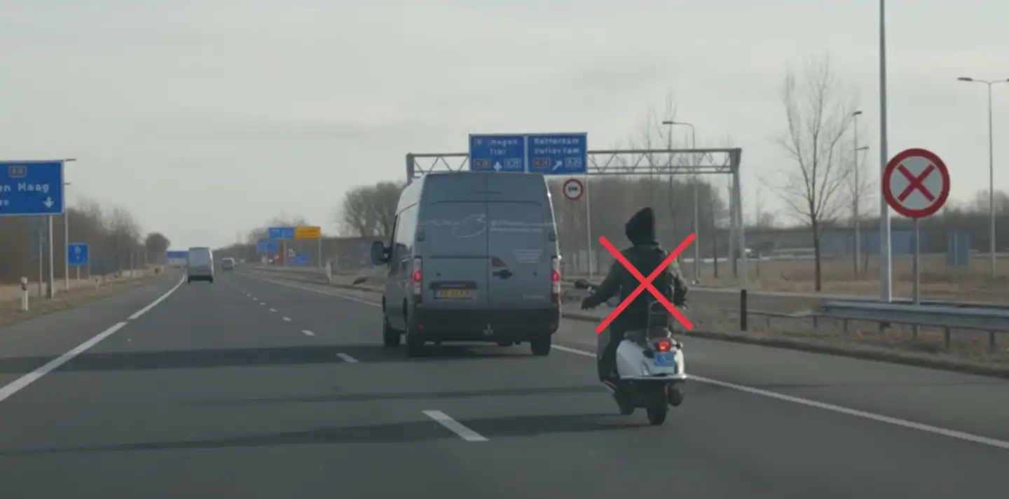 Telefoonscherm met autonavigatie die een bromfietser naar de snelweg stuurt