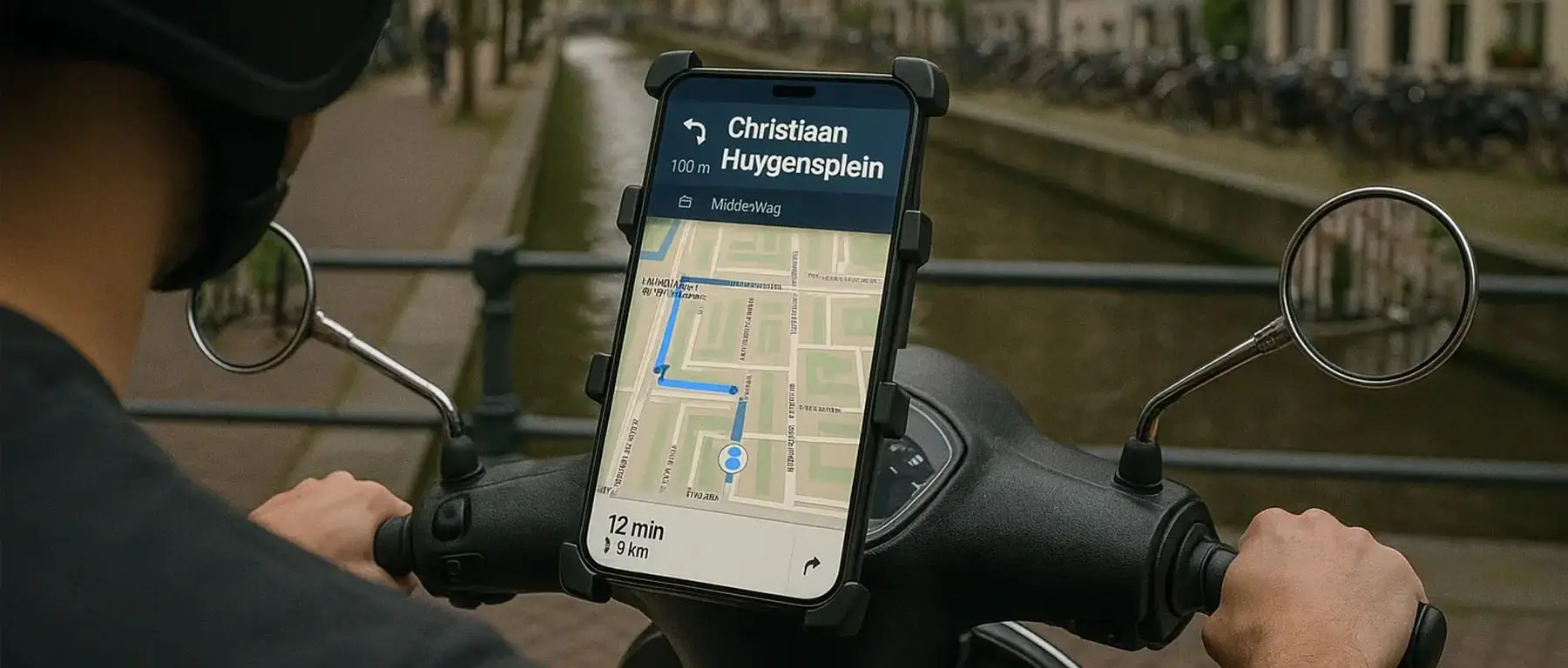 Scooterrijder die navigatie app gebruikt in Amsterdam