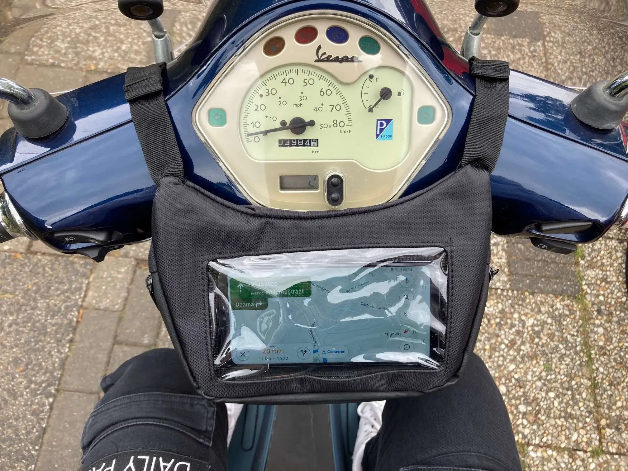Veilig navigeren op een scooter met telefoonhouder